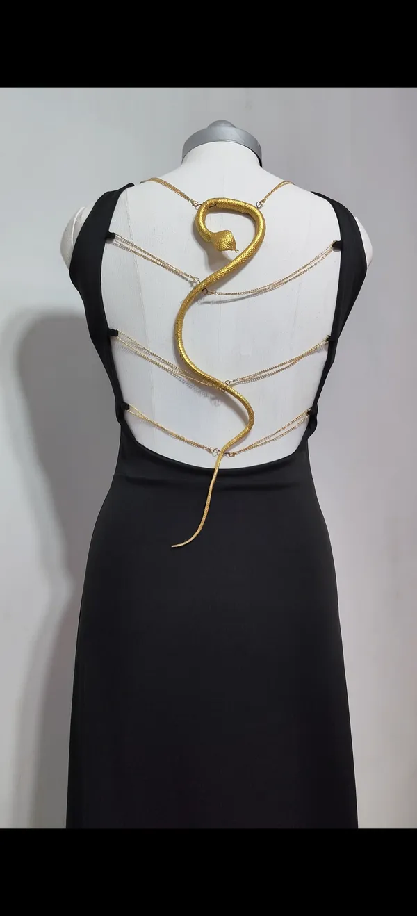Serpentine_Noir_Gown|_Model_Height_5.8inch_,_Fabric_All_Way_Stretchable