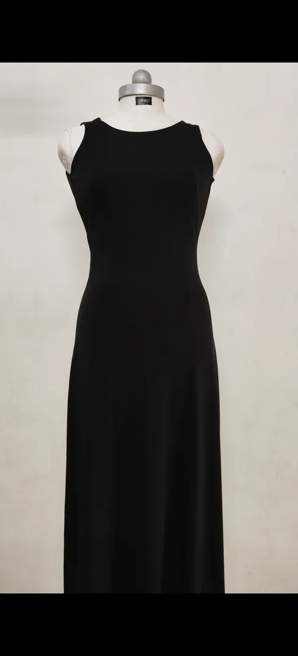 Serpentine_Noir_Gown|_Model_Height_5.8inch_,_Fabric_All_Way_Stretchable
