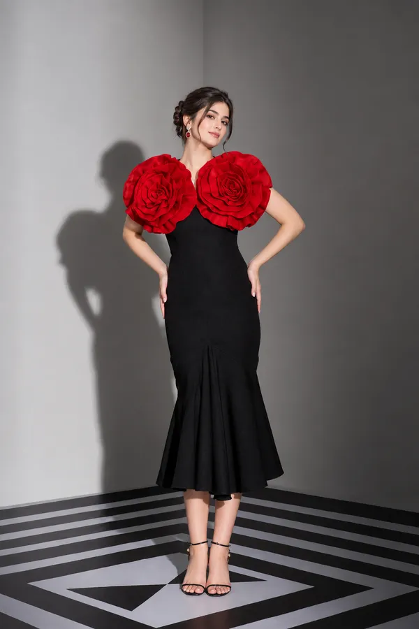 Title:_Ekeshwara_3D_Crimson_Rose_Statement_Black_Midi_Dress_Model_Height_5.8inch_,_Fabric_All_Way_Stretchable