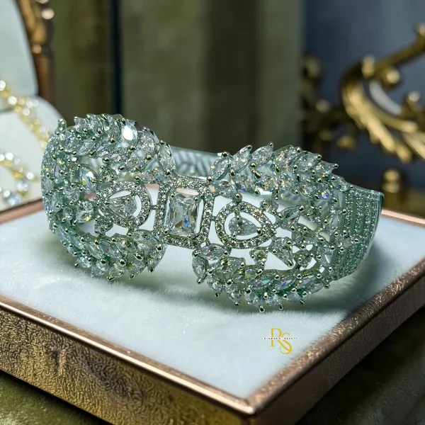 18k_White_Rhodium_Plated_Diamond_Openable_Bracelet