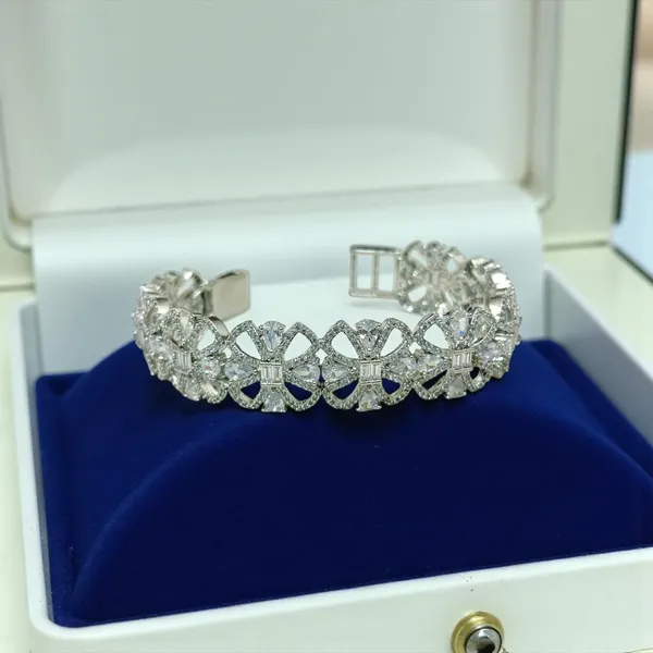 18k_White_Rhodium__Diamond_Openable_Bracelet
