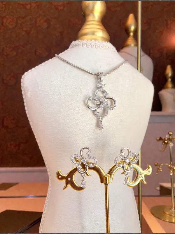 DIAMOND_PENDANT_SET_FOR_WOMEN
