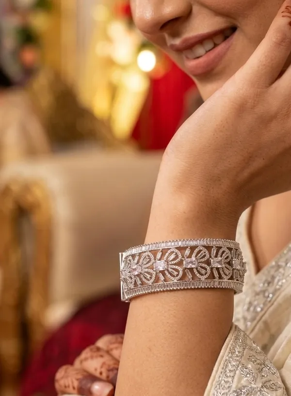 18k_White_Rhodium_Plated_Diamond_Openable_Bracelet