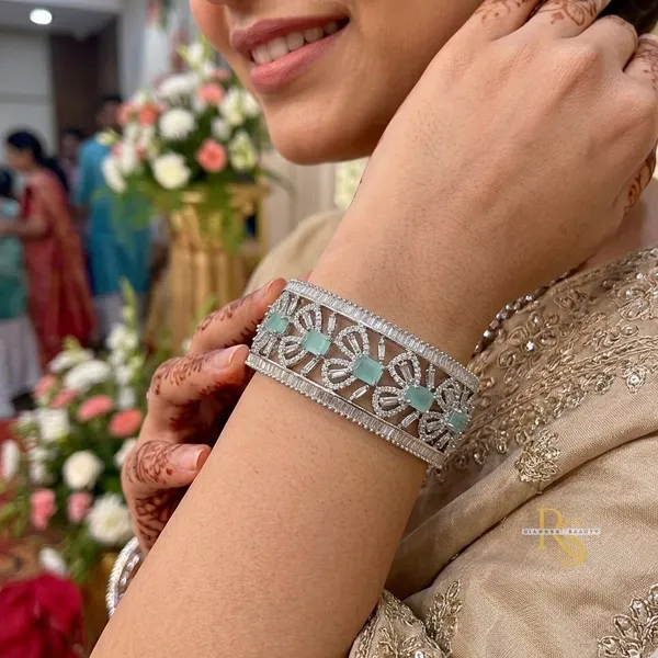 18k_White_Rhodium_Plated_Diamond_Openable_Bracelet
