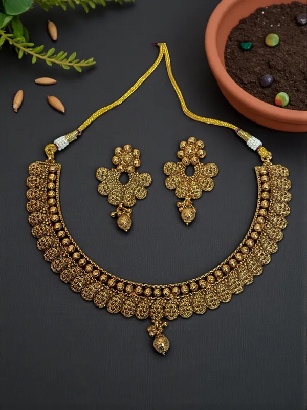 GOLD_FINISHING_NECKLACE_SET