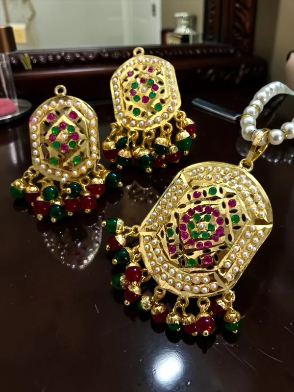 Jadau_Gold_Plated_Pendant_Set