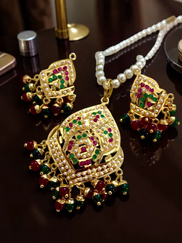 Jadau_Gold_Plated_Pendant_Set