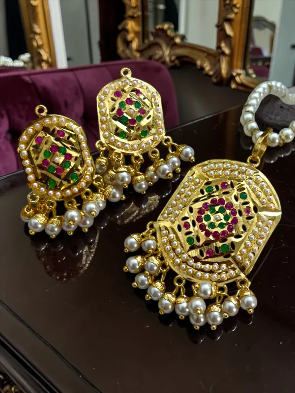 Jadau_Gold_Plated_Pendant_Set