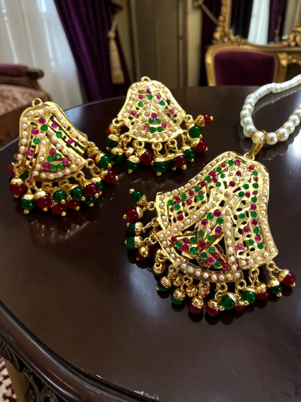 Jadau_Gold_Plated_Pendant_Set