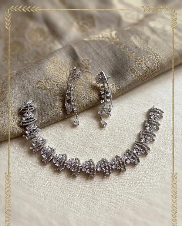 Necklace_with_chain_and_Earrings_with_push