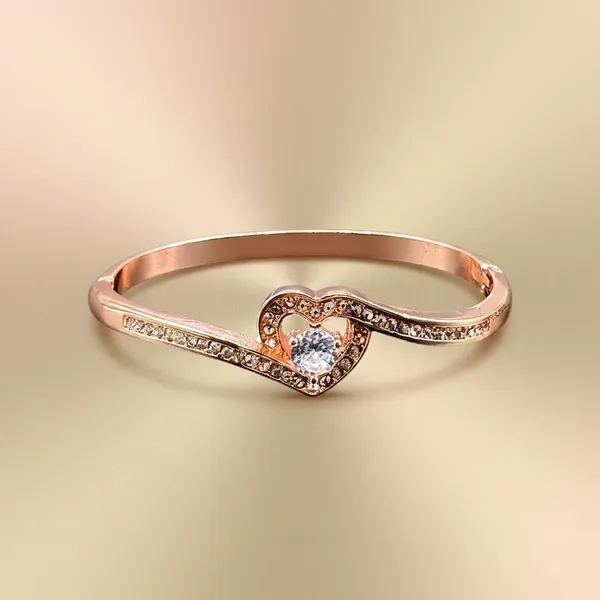Rose_Gold_Alloy_Heart_Shaped_Halo_Diamond_Ring_For_Women