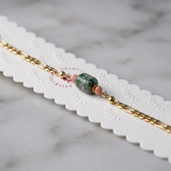 Golden_Chain_Bracelet_With_Decorative_Charm