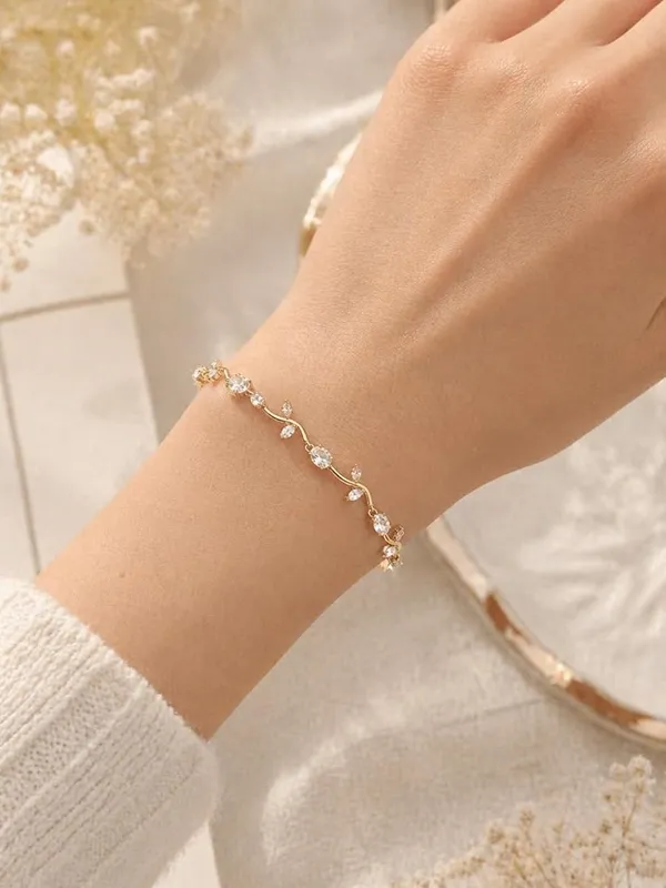 Elegant_Gold_Tulip_Flower_Bracelet_–_Radiant_White_Stone_Edition