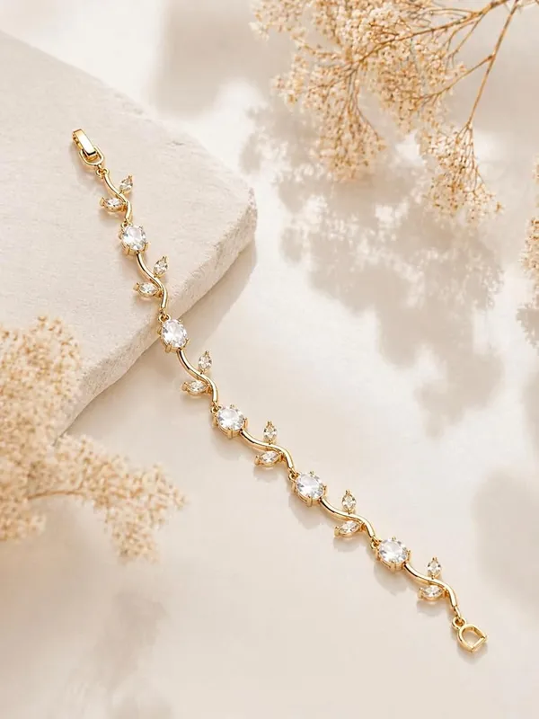 Elegant_Gold_Tulip_Flower_Bracelet_–_Radiant_White_Stone_Edition