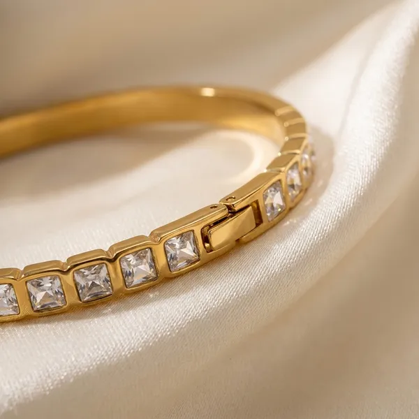 Elegant_Gold-Toned_Bracelet_With_Crystal_Embellishments