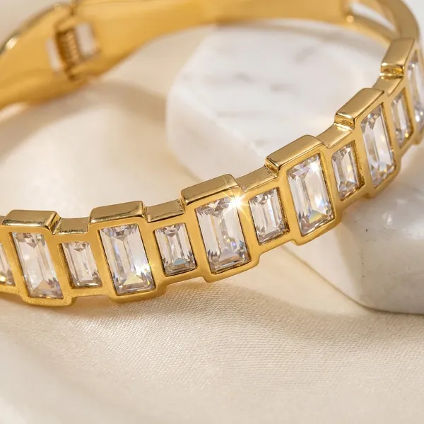 Gold-Plated_Baguette_Cut_Diamond_Band_Ring
