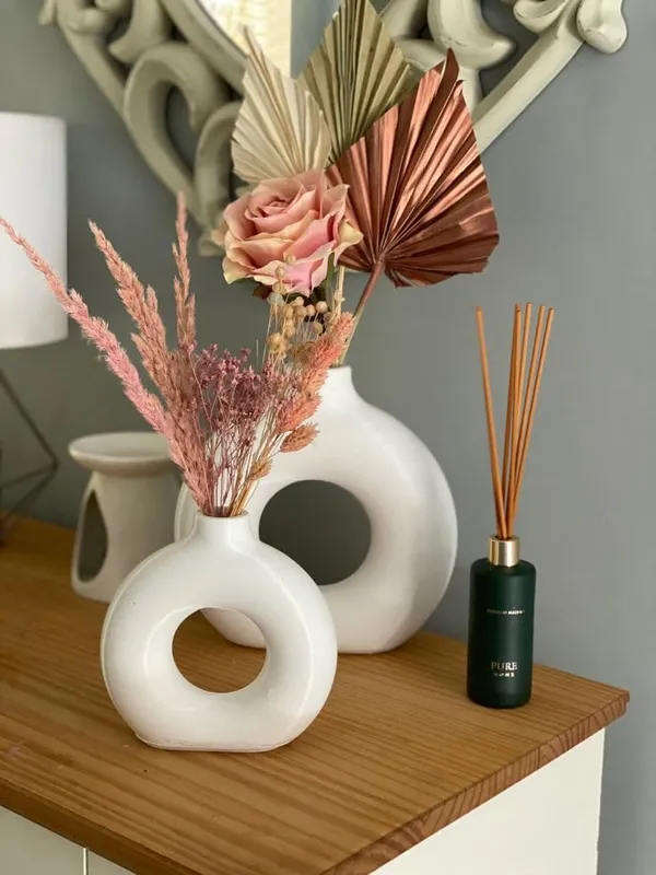 Donut_Shape_Ceramic_Flower_Vases_For_Home_Decoration_Living_Room_Corner_|_Minimalist_Design_Home_Decor_Item_Suitable_For_Artificial_Flowers._(White)