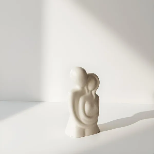 Handicrafts_Romantic_Couple_Sculptures_In_White__Modern_Love_Showpiece_For_Gift_&_Home_Decor_|_Husband_Wife,_Boyfriend_Girlfriend_Statue_|_Decorative_Figurines_(Pack_Of_1)