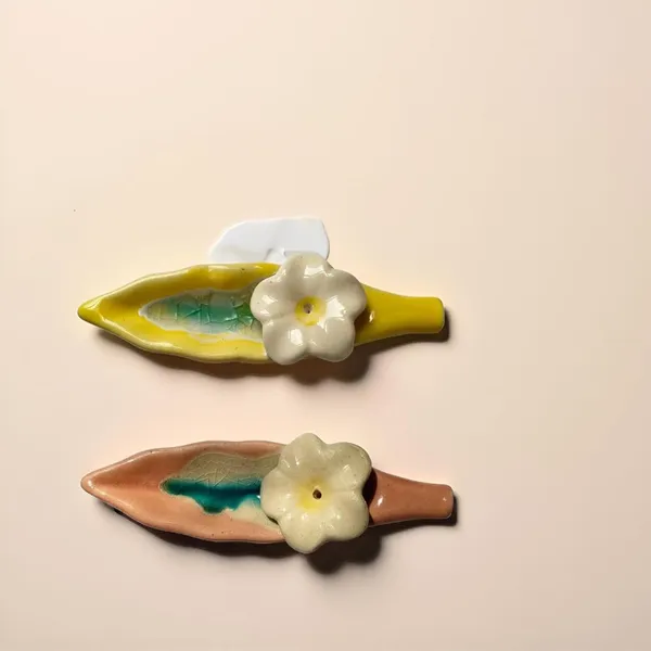 Leaf_Ceramic_Incense_Stick_Holder_Set_Of_2_|_Stylish_Leaf-Shaped_Agarbatti_Stand_For_Pooja_&_Home_Decor_Decorative_Ceramic_Showpiece_(Yellow-Pink)