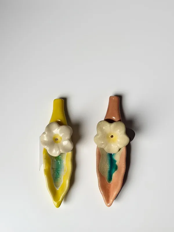 Leaf_Ceramic_Incense_Stick_Holder_Set_Of_2_|_Stylish_Leaf-Shaped_Agarbatti_Stand_For_Pooja_&_Home_Decor_Decorative_Ceramic_Showpiece_(Yellow-Pink)