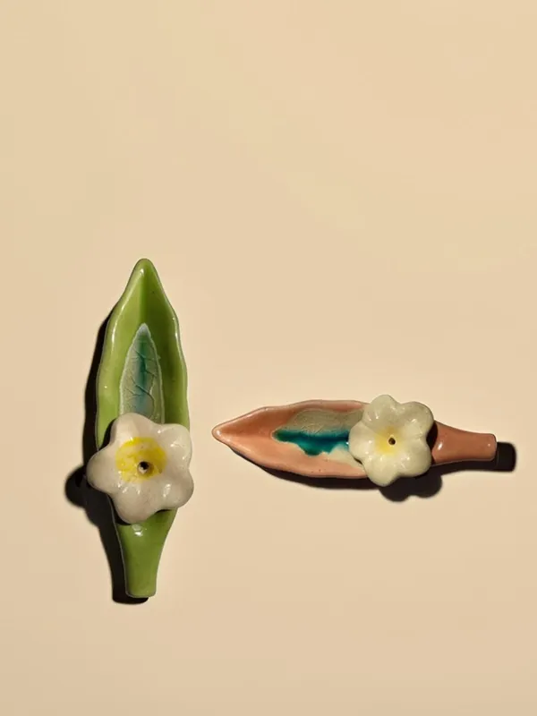Leaf_Ceramic_Incense_Stick_Holder_Set_Of_2_|_Stylish_Leaf-Shaped_Agarbatti_Stand_For_Pooja_&_Home_Decor_Decorative_Ceramic_Showpiece_(Green-Pink)