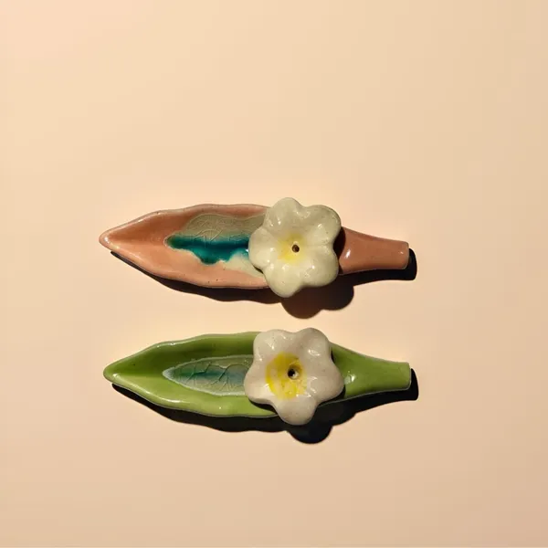 Leaf_Ceramic_Incense_Stick_Holder_Set_Of_2_|_Stylish_Leaf-Shaped_Agarbatti_Stand_For_Pooja_&_Home_Decor_Decorative_Ceramic_Showpiece_(Green-Pink)