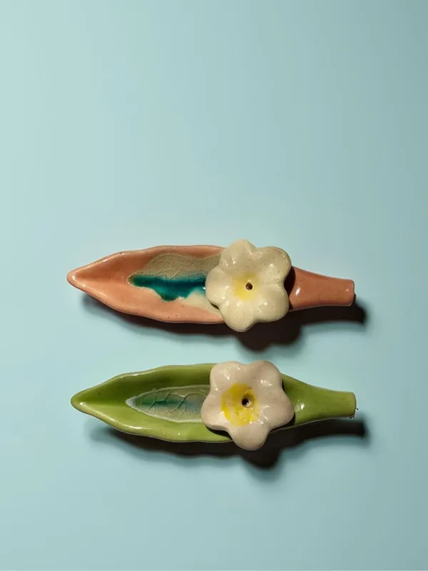 Leaf_Ceramic_Incense_Stick_Holder_Set_Of_2_|_Stylish_Leaf-Shaped_Agarbatti_Stand_For_Pooja_&_Home_Decor_Decorative_Ceramic_Showpiece_(Green-Pink)