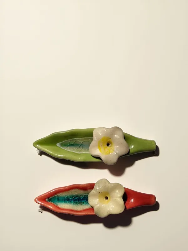 Leaf_Ceramic_Incense_Stick_Holder_Set_Of_2_|_Stylish_Leaf-Shaped_Agarbatti_Stand_For_Pooja_&_Home_Decor_Decorative_Ceramic_Showpiece_(Red-Green)