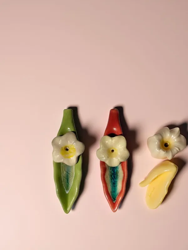 Leaf_Ceramic_Incense_Stick_Holder_Set_Of_2_|_Stylish_Leaf-Shaped_Agarbatti_Stand_For_Pooja_&_Home_Decor_Decorative_Ceramic_Showpiece_(Red-Green)