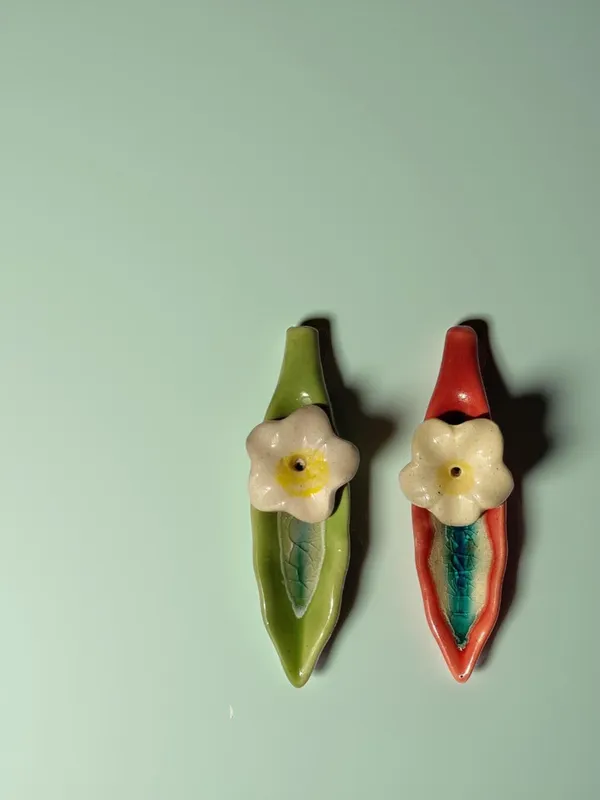Leaf_Ceramic_Incense_Stick_Holder_Set_Of_2_|_Stylish_Leaf-Shaped_Agarbatti_Stand_For_Pooja_&_Home_Decor_Decorative_Ceramic_Showpiece_(Red-Green)