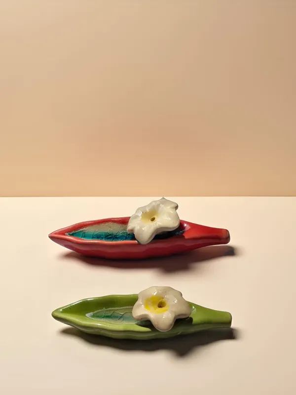 Leaf_Ceramic_Incense_Stick_Holder_Set_Of_2_|_Stylish_Leaf-Shaped_Agarbatti_Stand_For_Pooja_&_Home_Decor_Decorative_Ceramic_Showpiece_(Red-Green)