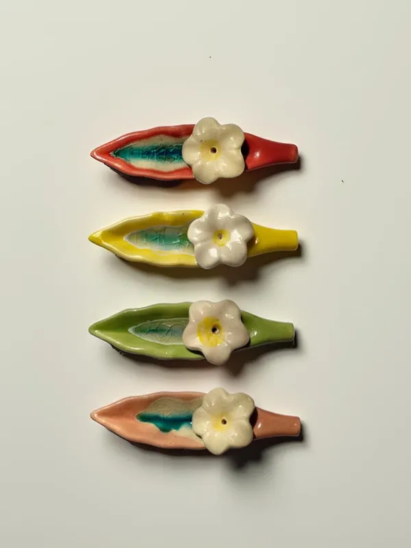 Leaf_Ceramic_Incense_Stick_Holder_Set_Of_4_|_Stylish_Leaf-Shaped_Agarbatti_Stand_For_Pooja_&_Home_Decor_Decorative_Ceramic_Showpiece