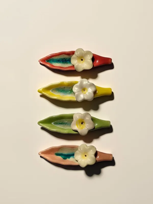 Leaf_Ceramic_Incense_Stick_Holder_Set_Of_4_|_Stylish_Leaf-Shaped_Agarbatti_Stand_For_Pooja_&_Home_Decor_Decorative_Ceramic_Showpiece