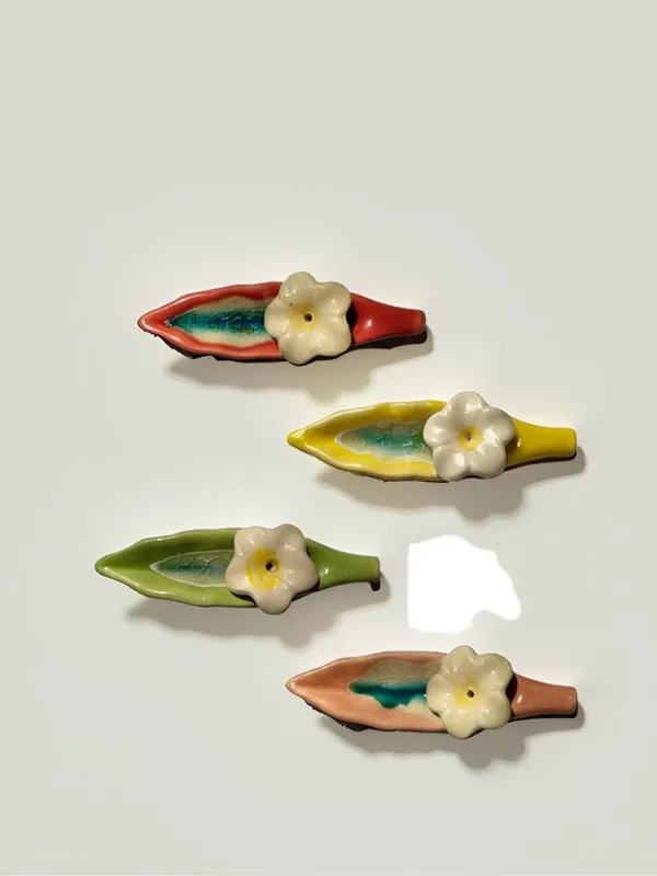 Leaf_Ceramic_Incense_Stick_Holder_Set_Of_4_|_Stylish_Leaf-Shaped_Agarbatti_Stand_For_Pooja_&_Home_Decor_Decorative_Ceramic_Showpiece