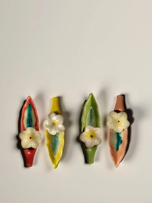 Leaf_Ceramic_Incense_Stick_Holder_Set_Of_4_|_Stylish_Leaf-Shaped_Agarbatti_Stand_For_Pooja_&_Home_Decor_Decorative_Ceramic_Showpiece