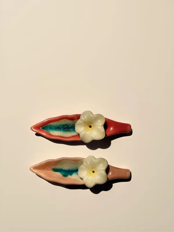 Leaf_Ceramic_Incense_Stick_Holder_Set_Of_2_|_Stylish_Leaf-Shaped_Agarbatti_Stand_For_Pooja_&_Home_Decor_Decorative_Ceramic_Showpiece_(Red-Pink)