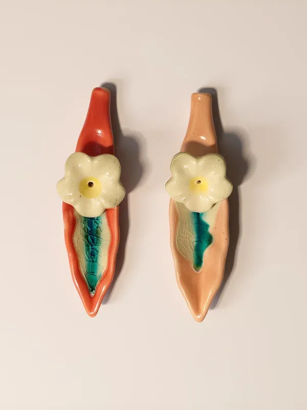 Leaf_Ceramic_Incense_Stick_Holder_Set_Of_2_|_Stylish_Leaf-Shaped_Agarbatti_Stand_For_Pooja_&_Home_Decor_Decorative_Ceramic_Showpiece_(Red-Pink)