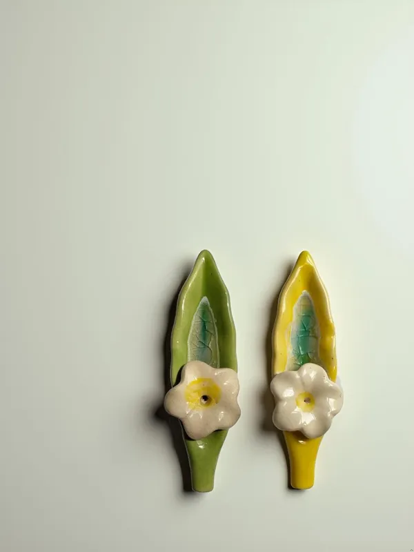 Leaf_Ceramic_Incense_Stick_Holder_Set_Of_2_|_Stylish_Leaf-Shaped_Agarbatti_Stand_For_Pooja_&_Home_Decor_Decorative_Ceramic_Showpiece_(Yellow-Green)