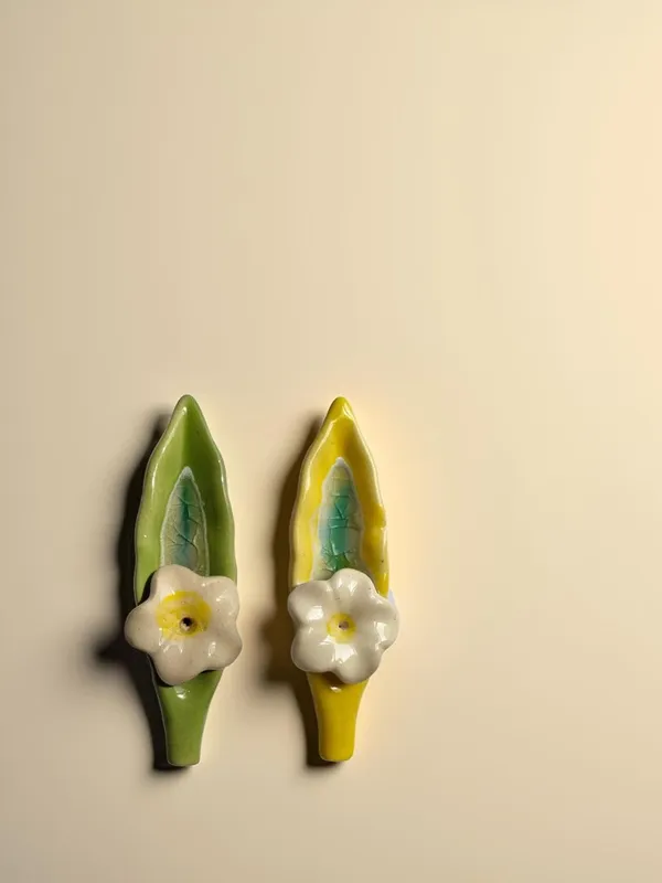 Leaf_Ceramic_Incense_Stick_Holder_Set_Of_2_|_Stylish_Leaf-Shaped_Agarbatti_Stand_For_Pooja_&_Home_Decor_Decorative_Ceramic_Showpiece_(Yellow-Green)