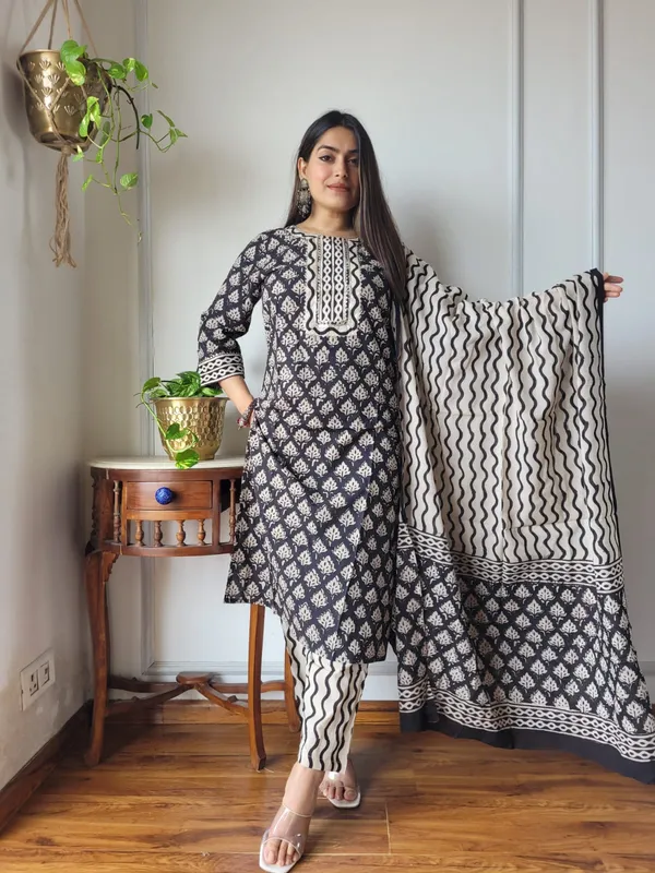 Black_and_white_Cotton_suit_with_cotton_dupatta_(Stitched)