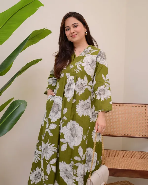 Green_&_White_Printed_floral_Kurta_Pant_Set