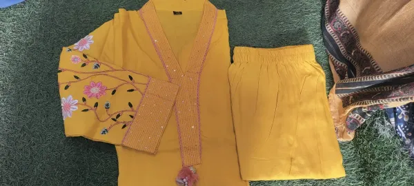Yellow_cotton_rayon_suit_