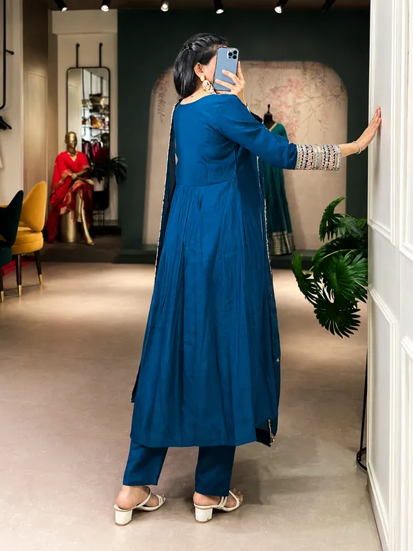 Zarveen_Luxe_Roman_Silk_Sequins_Embroidered_Suit_Set_with_Organza_Dupatta