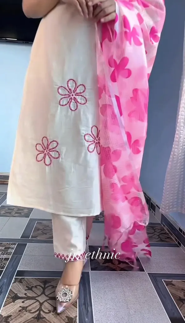 White_kurti_with_pink_Kotadoriya_Duppata_set