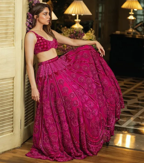 Lehenga_so_hot,_even_the_spotlight_blushes