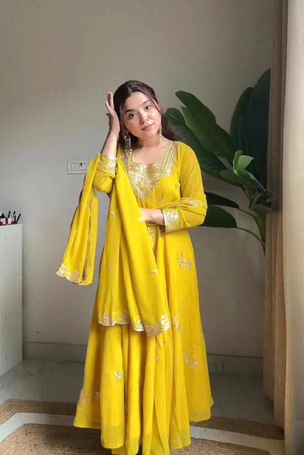 MODLING_OF_GOWN_PANT_PAIR_FROM_LOOMEERA