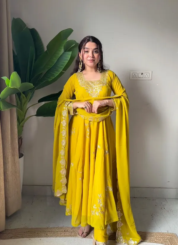 MODLING_OF_GOWN_PANT_PAIR_FROM_LOOMEERA