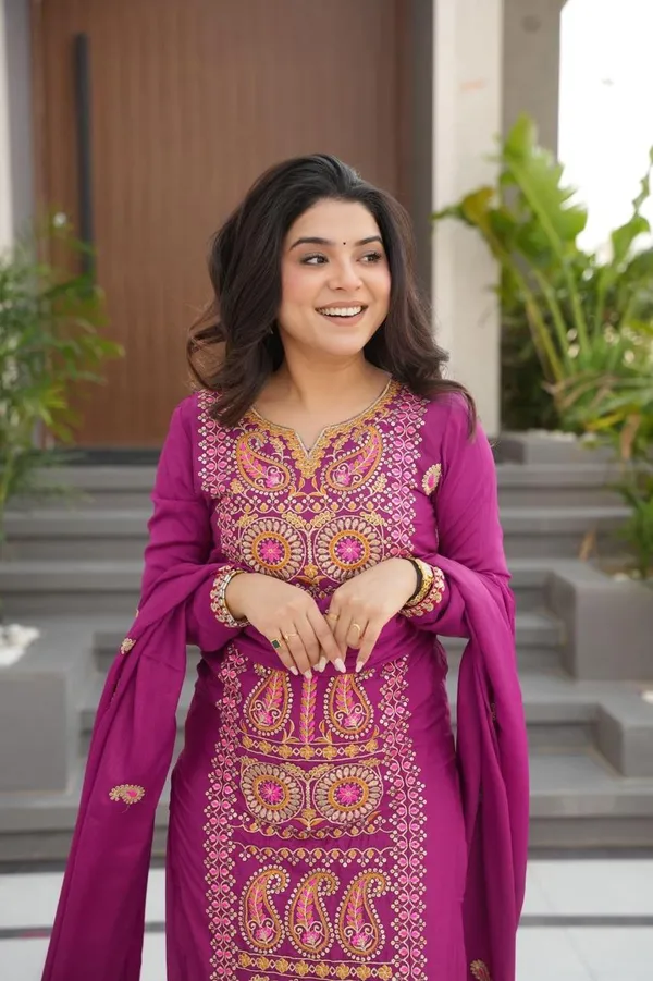 Sheesh_Chinnon_Silk_Zari_Embroidered_Kurta_Pant_Set_with_Dupatta