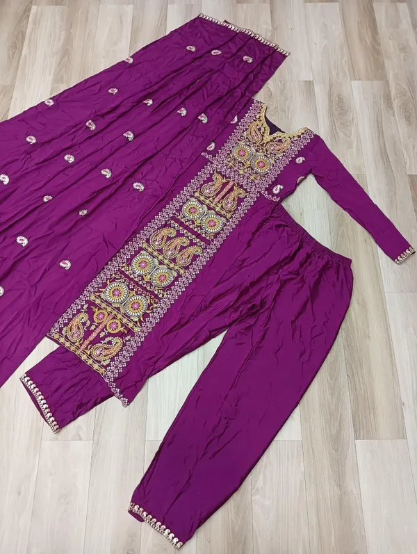 Sheesh_Chinnon_Silk_Zari_Embroidered_Kurta_Pant_Set_with_Dupatta