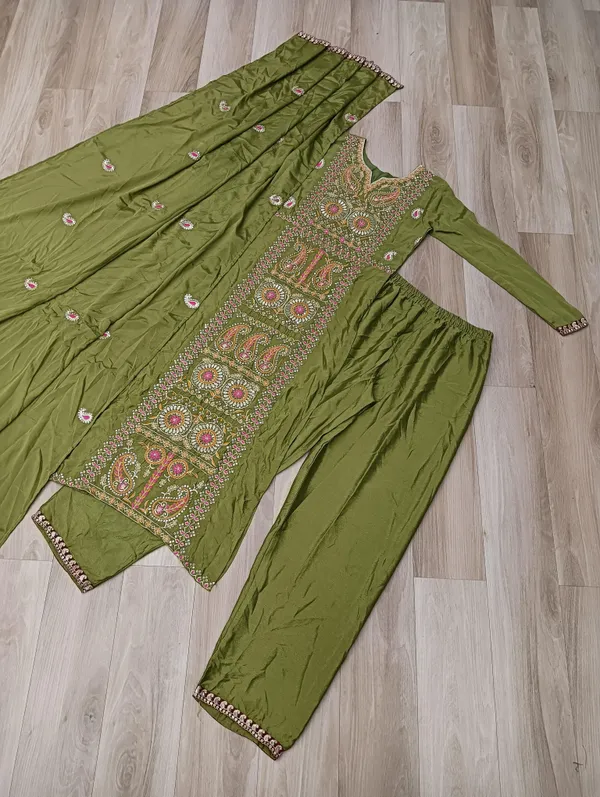Sheesh_Chinnon_Silk_Zari_Embroidered_Kurta_Pant_Set_with_Dupatta